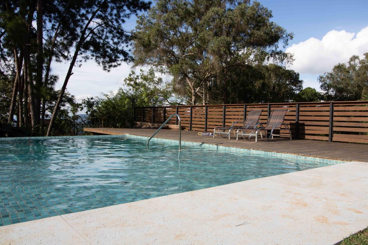 5 Reasons to Pressure Wash Your Pool Area