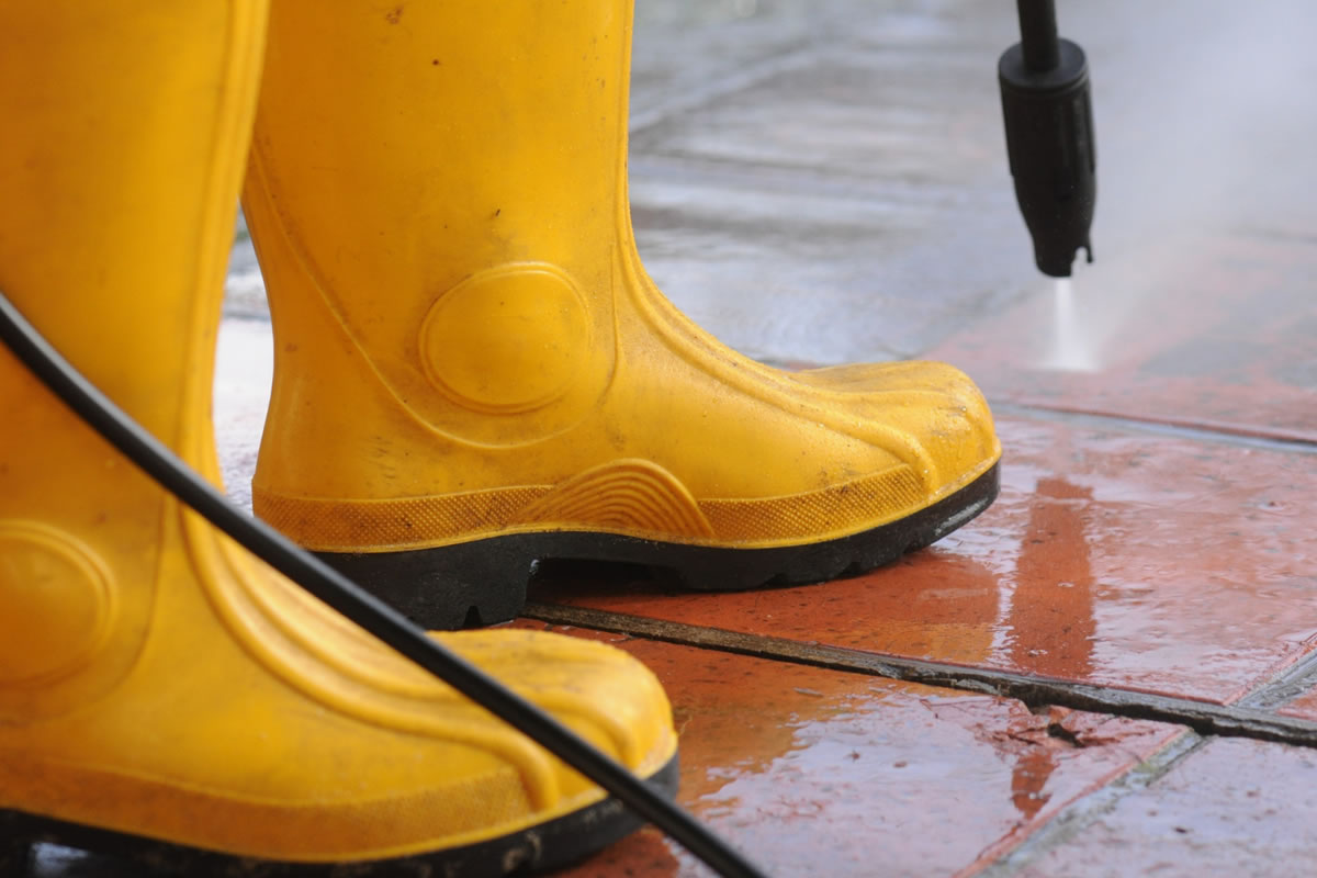 Five Reasons to Hire the Pros to Tackle Your Pressure Washing in Sanford, FL