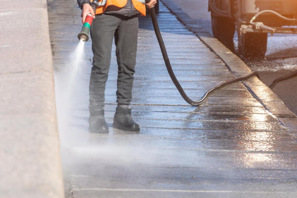 3 Reasons to Pressure Wash Your Parking Lot