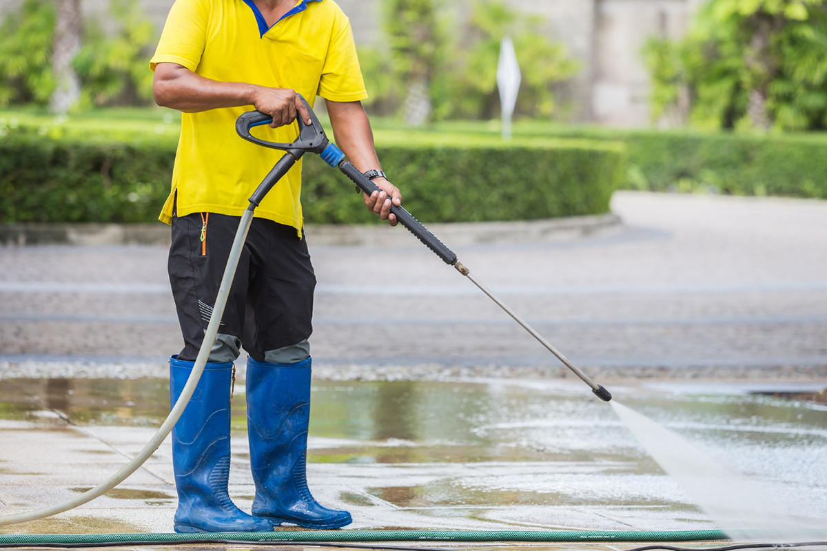 Difference Between Soft Washing and Pressure Washing